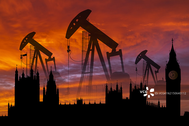 日落时分以伦敦为背景的石油钻井平台图片素材