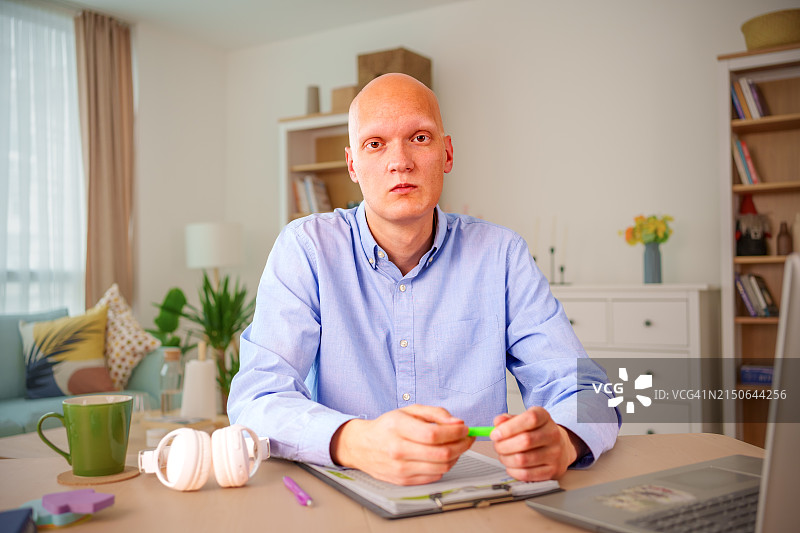 快乐而年轻的光头男子微笑的肖像。癌症化疗后无忧无虑的光头男子图片素材