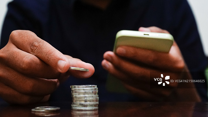 用手机支付搭建硬币塔图片素材