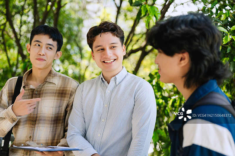 在学校里愉快交谈微笑的多民族学生群体图片素材