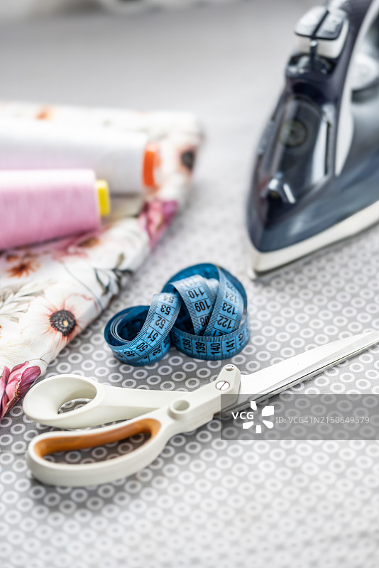 裁缝店的缝纫设备图片素材