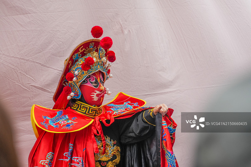 日本野毛街头艺术节上的中国变脸表演图片素材
