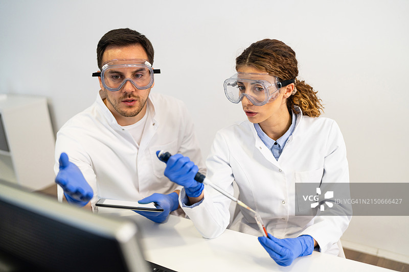 进行研究的实验室技术员图片素材