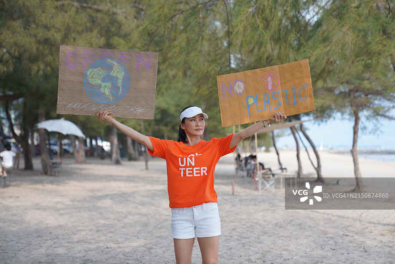 女性志愿者举着横幅标语反对气候变化，参与环保活动图片素材