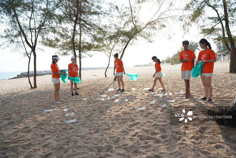 青少年朋友做志愿者，志愿活动与环保概念图片素材