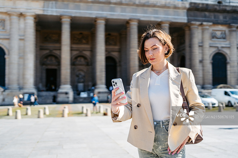 年轻女人在法国巴黎圣叙尔比斯教堂前自拍图片素材