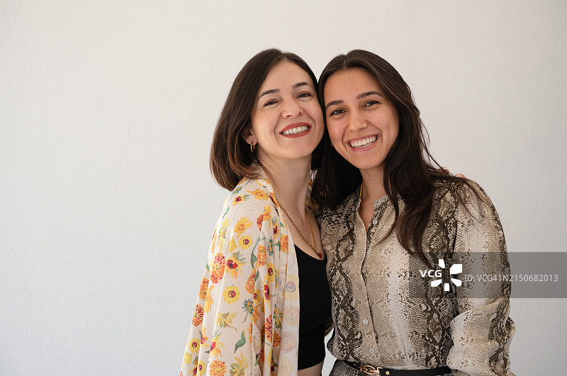 快乐的姐妹合影，Z世代女性的友谊图片素材