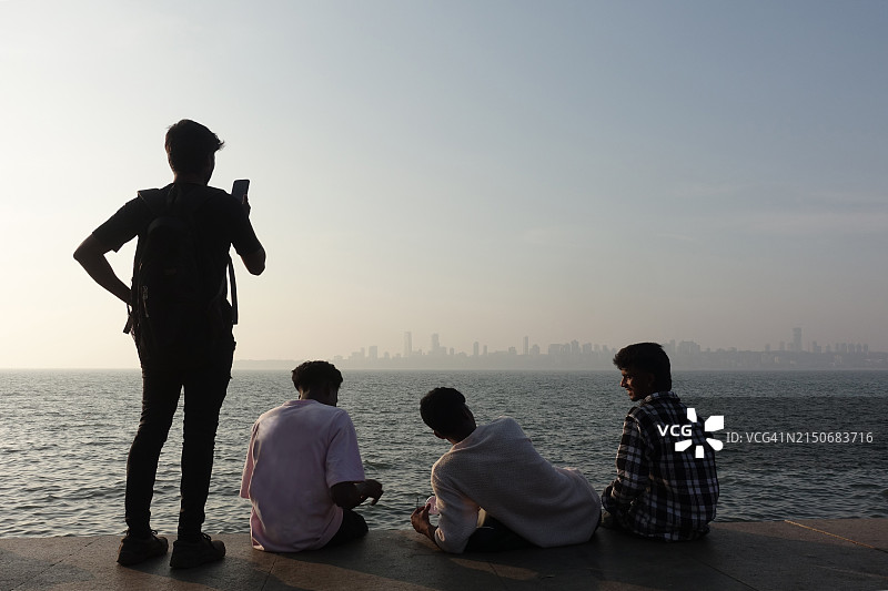 朋友们在海边聊天图片素材