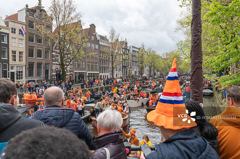 荷兰阿姆斯特丹运河：桥上观看船只的人们图片素材