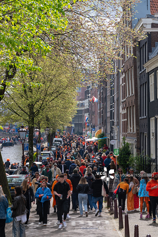 荷兰阿姆斯特丹的熙熙攘攘人群图片素材
