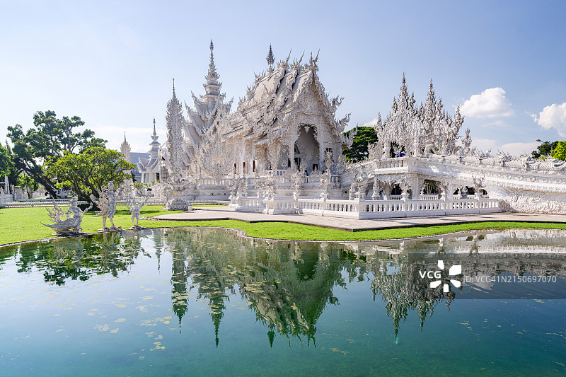 水中倒影的白色寺庙（白龙寺）图片素材