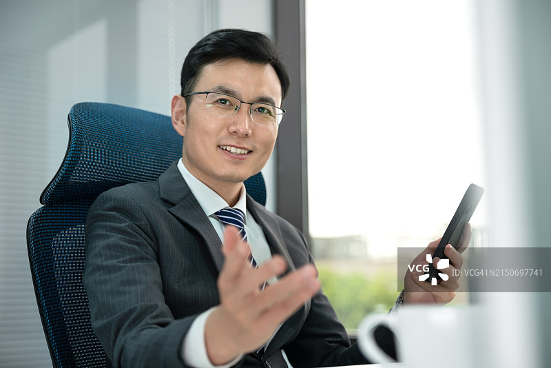 办公室里自信的亚洲男商人图片素材