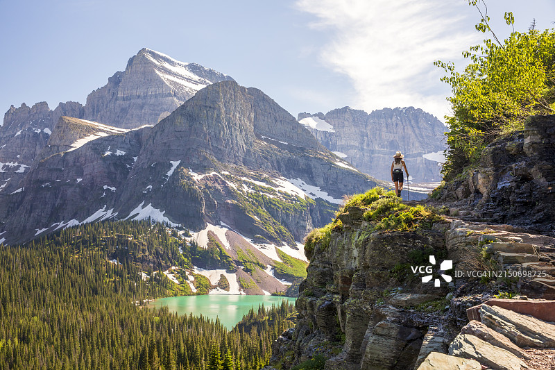 年轻女子在冰川国家公园徒步旅行图片素材