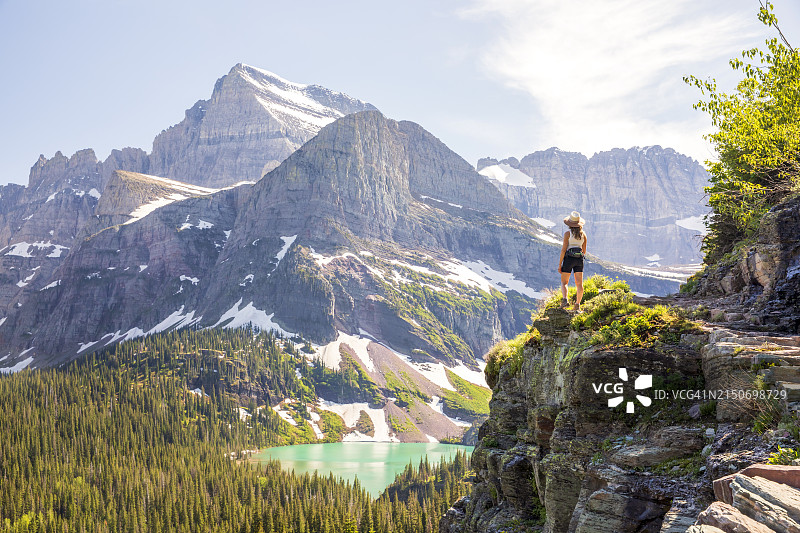 年轻女子在冰川国家公园徒步旅行图片素材