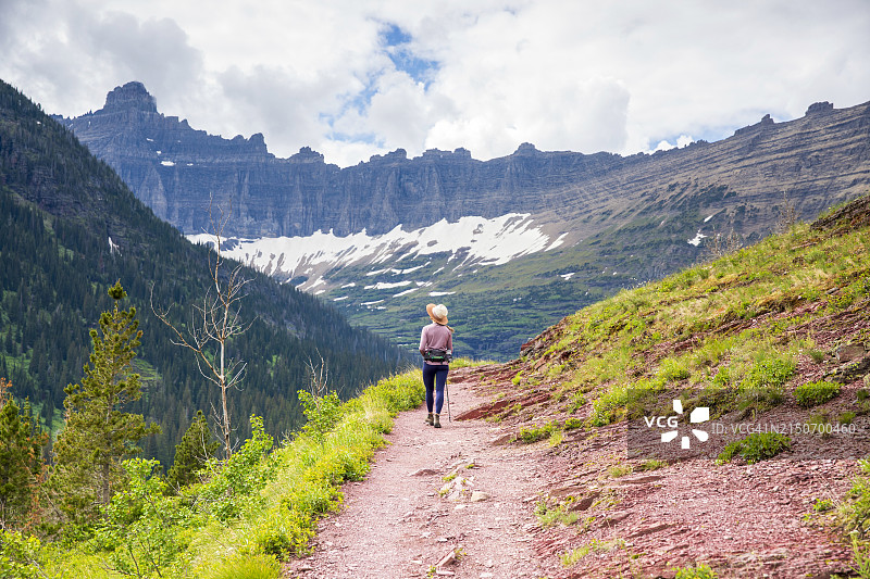年轻女子在冰川国家公园徒步旅行图片素材