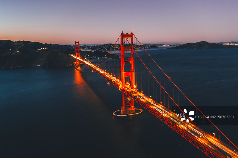 傍晚，美国加利福尼亚州旧金山金门大桥上的光芒图片素材