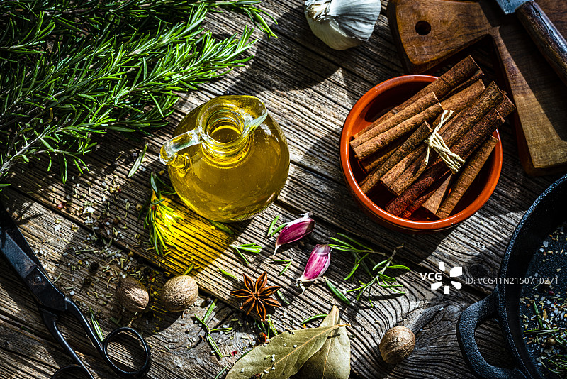 香薰配料：肉桂、月桂叶、八角、迷迭香、肉豆蔻图片素材