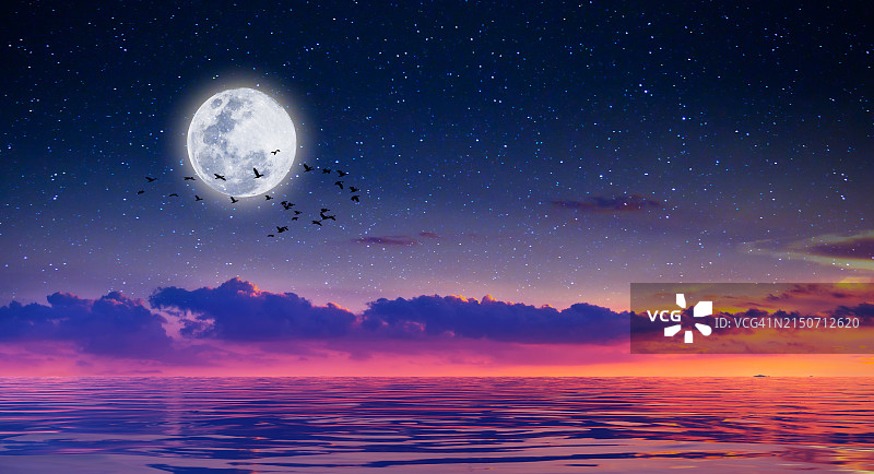 傍晚时分的巨大满月图片素材