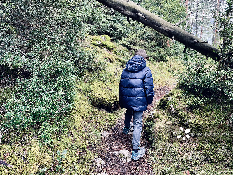 孩子在山中徒步图片素材