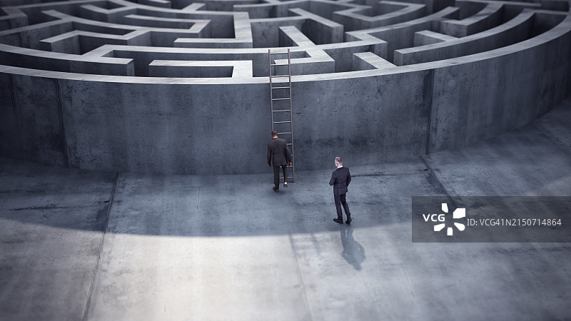 商人尝试借助梯子攀爬圆形迷宫图片素材