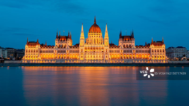黄昏时分的匈牙利布达佩斯国会大厦图片素材