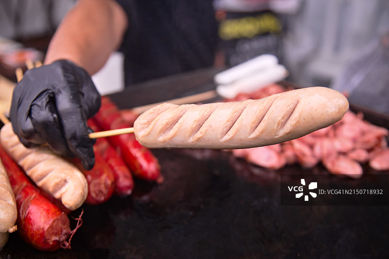 厨师在烧烤架上准备肉图片素材