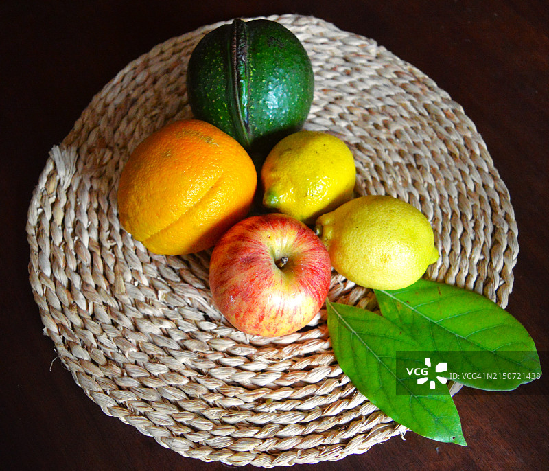 桌子上篮子里的水果高角度视图图片素材
