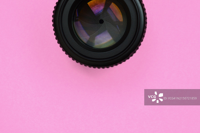粉色背景上的相机俯视图图片素材