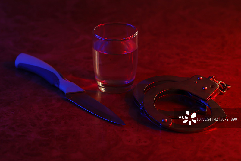 桌上的玻璃杯和饮水杯特写图片素材