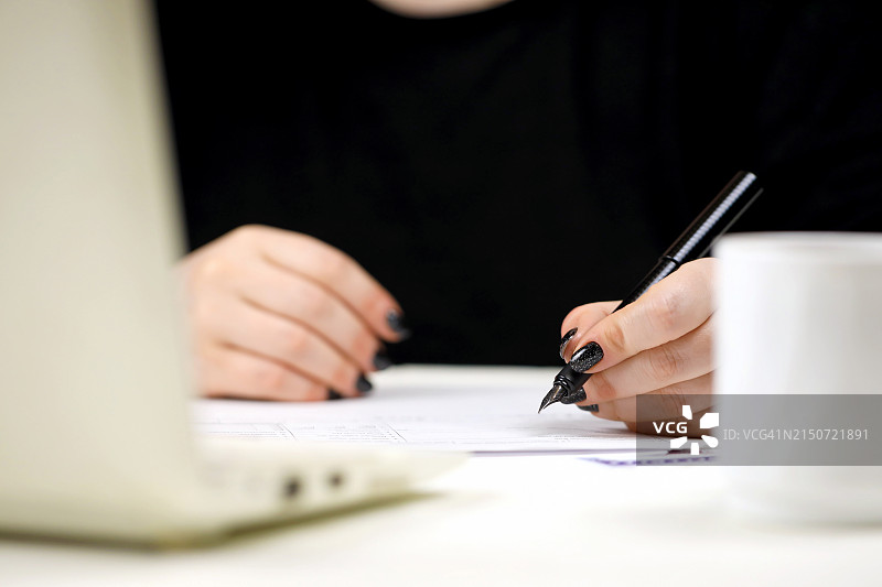 在办公室写字的女商人图片素材