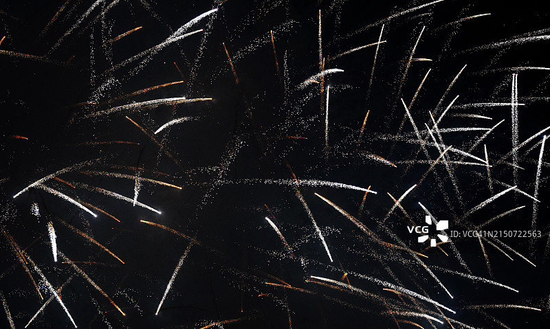 夜间烟花表演的低角度视图图片素材