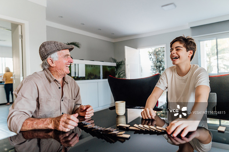 孙子和爷爷玩多米诺骨牌图片素材