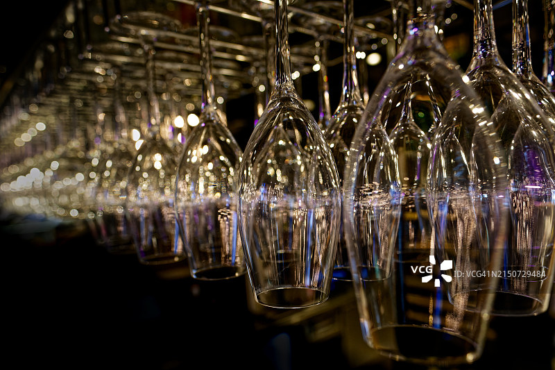 倒挂的酒杯特写图片素材