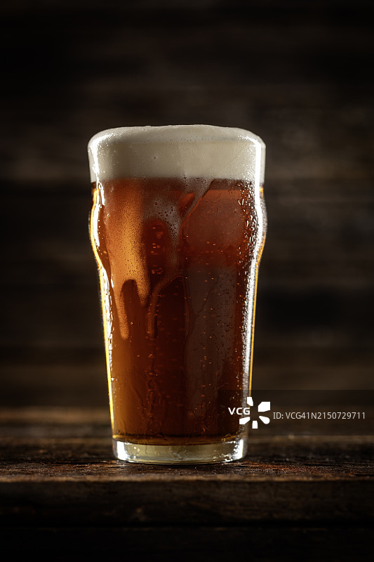 桌上的啤酒杯特写，美国伊利诺伊州芝加哥图片素材
