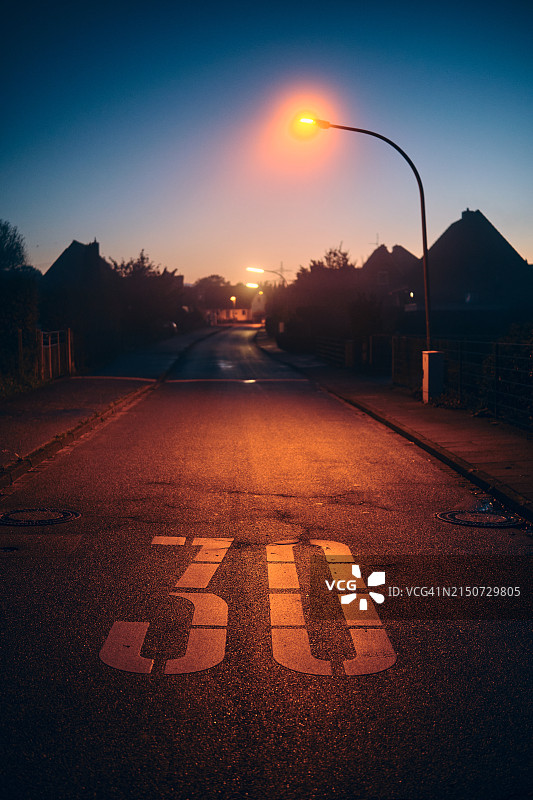 黄昏天空下的空旷道路图片素材