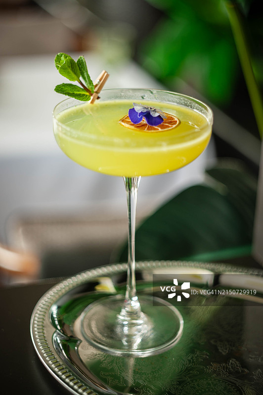 桌子上杯子里的饮料特写图片素材