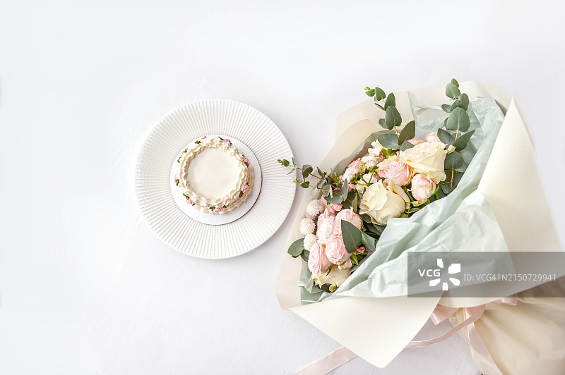 白色背景上的鲜花和花束图片素材