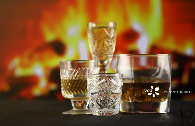 桌子上杯子里的饮料特写图片素材