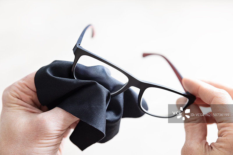 清洁眼镜特写图片素材