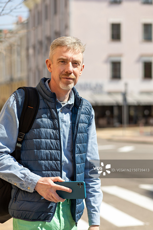 户外肖像：一位55岁的男子图片素材