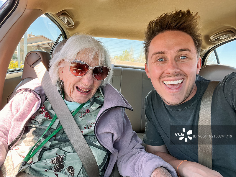 年长妇女和年轻孙子在车上的可爱自拍图片素材