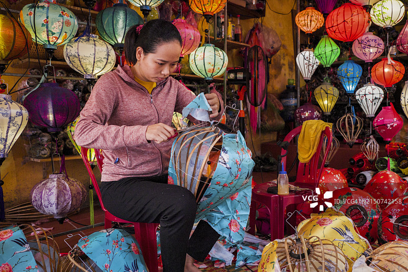 在越南会安市制作传统灯笼的越南女人图片素材
