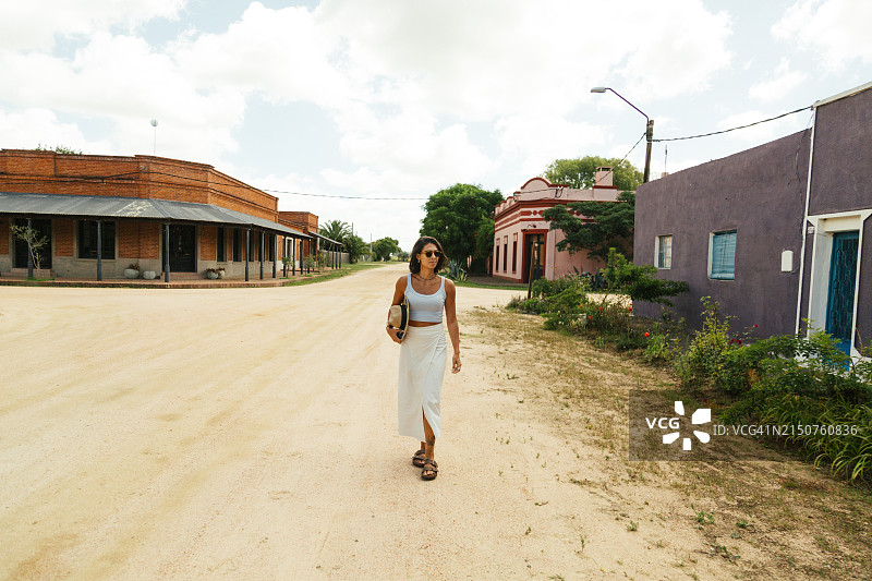 年轻女人走过一个小镇图片素材