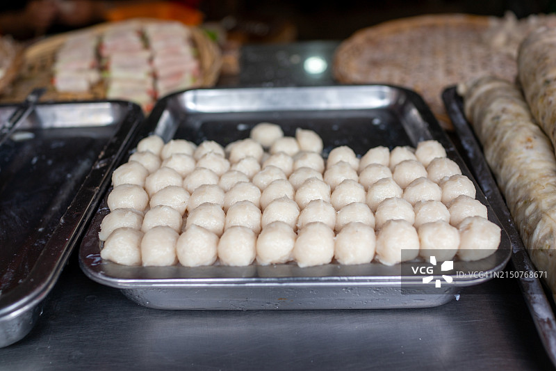潮汕风味鱼丸整齐地排列在街头食品摊位上图片素材