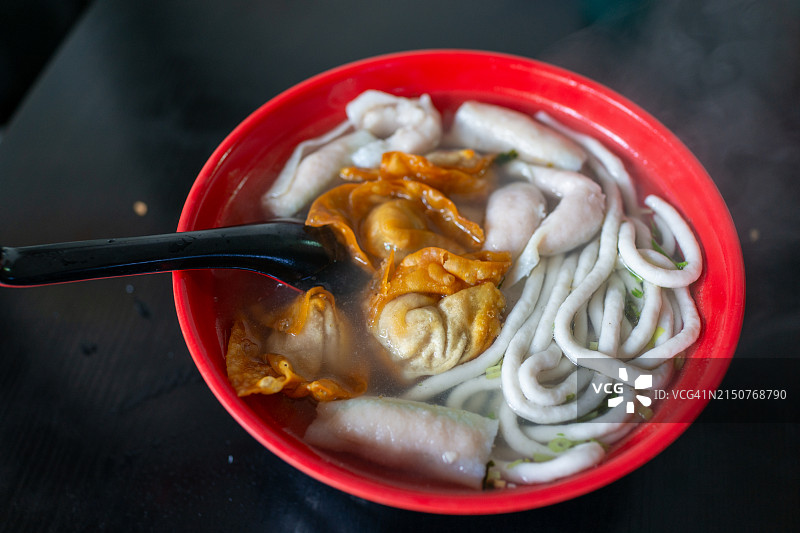 潮汕风味鱼饺、面条和卷饼组合图片素材