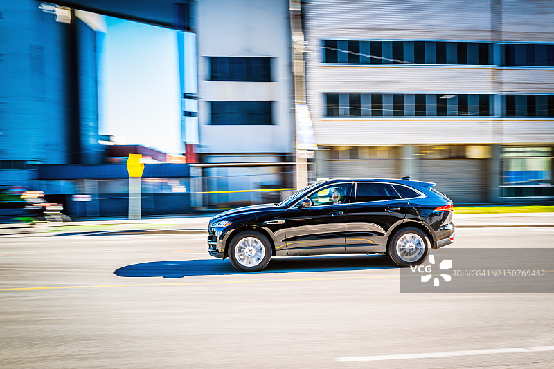 行驶中的汽车图片素材