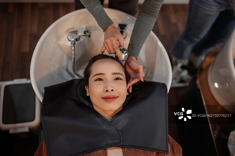 在美发沙龙里的女人图片素材