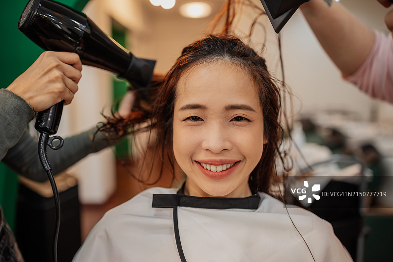 美发沙龙里的微笑女人图片素材