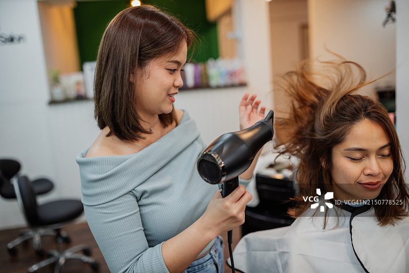 在美发沙龙里的女人图片素材