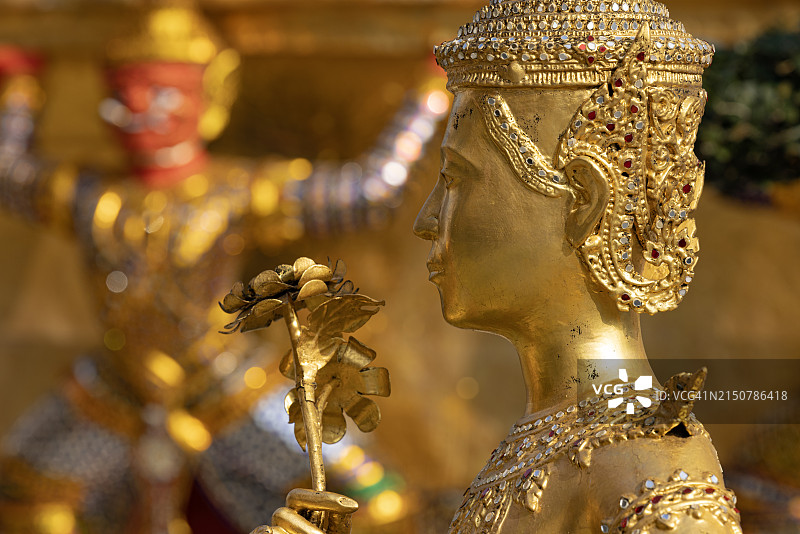 泰国曼谷玉佛寺（大皇宫）中的金纳隆雕像图片素材